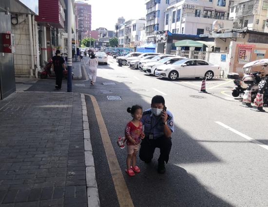 网格员带着走失女童沿街寻找家人