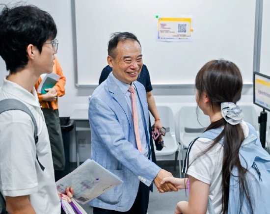 校长徐扬生教授了解新生报到注册情况并合影留念