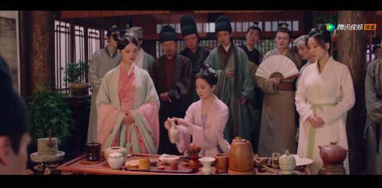 △电视剧《梦华录》中,刘亦菲饰演的“女一号”赵盼儿与茶楼掌柜斗茶的场景。(图片来源:《梦华录》剧照)