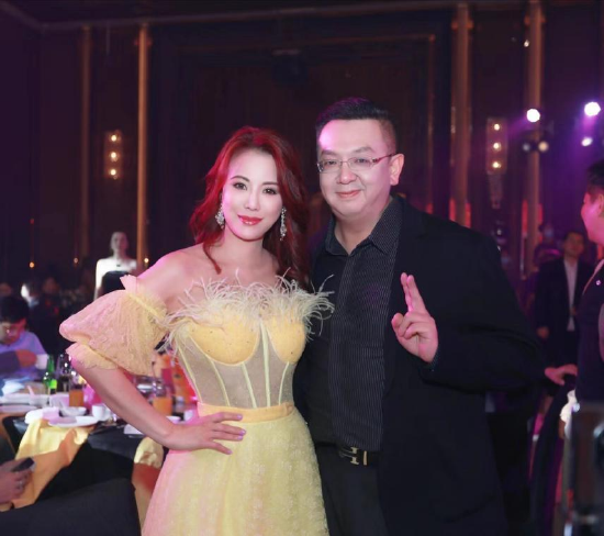 香港影视红星陈雅伦（左）深圳赛区组委会主席黄宏隆（右）