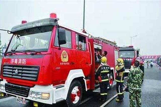 消防车出警路上遇堵车 消防员跑步进现场