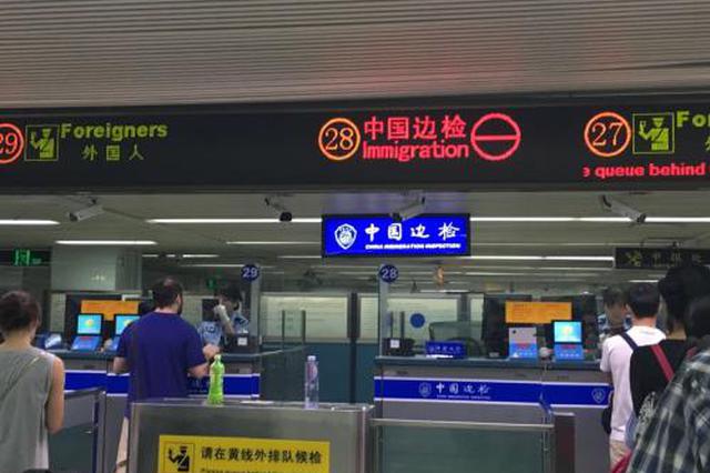 内地赴港旅客开启购物模式 深圳湾口岸接连迎客流高峰