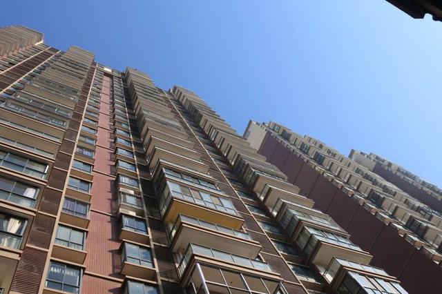 大厦12层楼顶男子欲轻生 民警一个飞身救下他