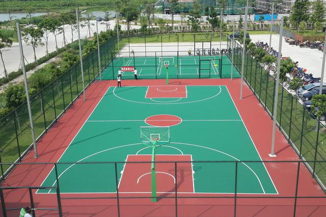 深圳部分室外体育场复开 市民自觉佩戴口罩保持距离