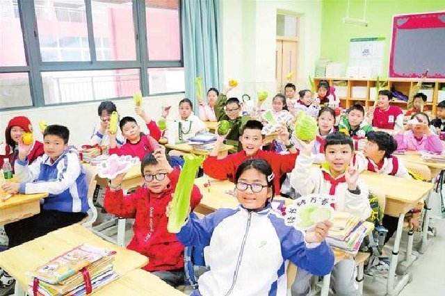 学生收到了元宵礼物。 深圳晚报记者 严文婷 摄