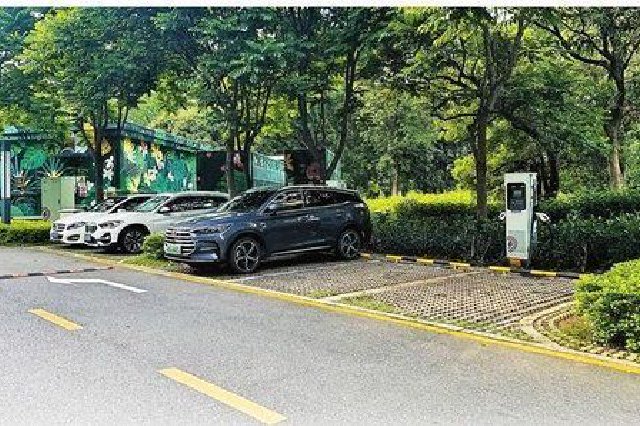 香蜜公园停车场尚有空位。