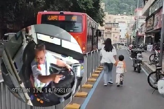 从后视镜看到奔跑的母子后，包建红放慢车速。受访单位供图