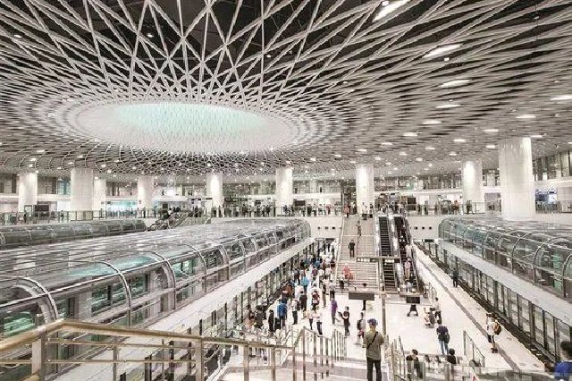 深圳地铁岗厦北枢纽。 深圳特区报记者 刘羽洁 摄