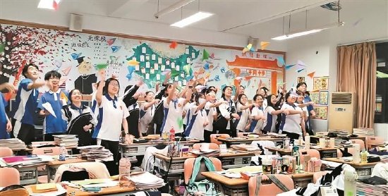 平冈中学高三学子放飞梦想。 受访单位供图