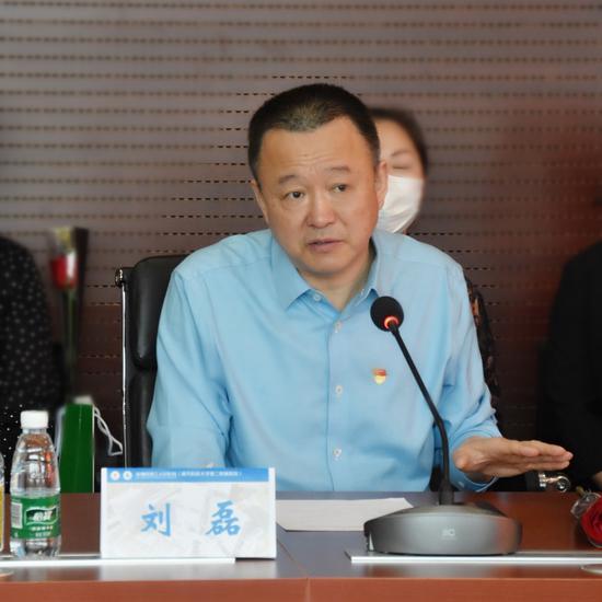 图为市三院刘磊院长在会上发言