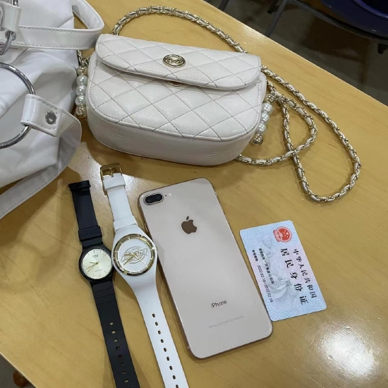 女子搬家不慎遗失挎包 西乡网格员捡到及时归还