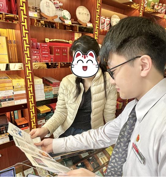 店员与客户进行反假宣传、发放宣传折页