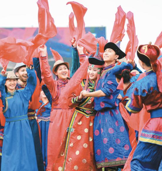 2019年8月7日,内蒙古自治区通辽市,演员在"守望相助 绿色发展"敖包