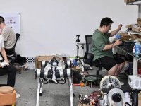 智能机器狗“奔跑”在深圳