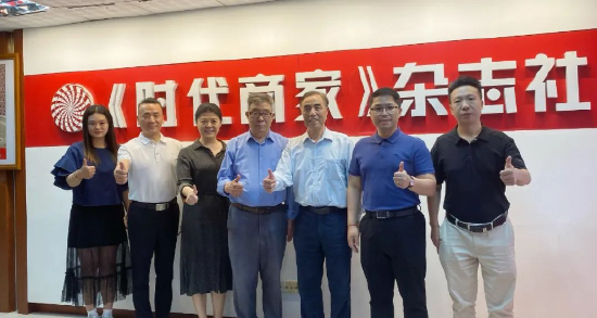 谢维信(右三)带队走访《时代商家》杂志社