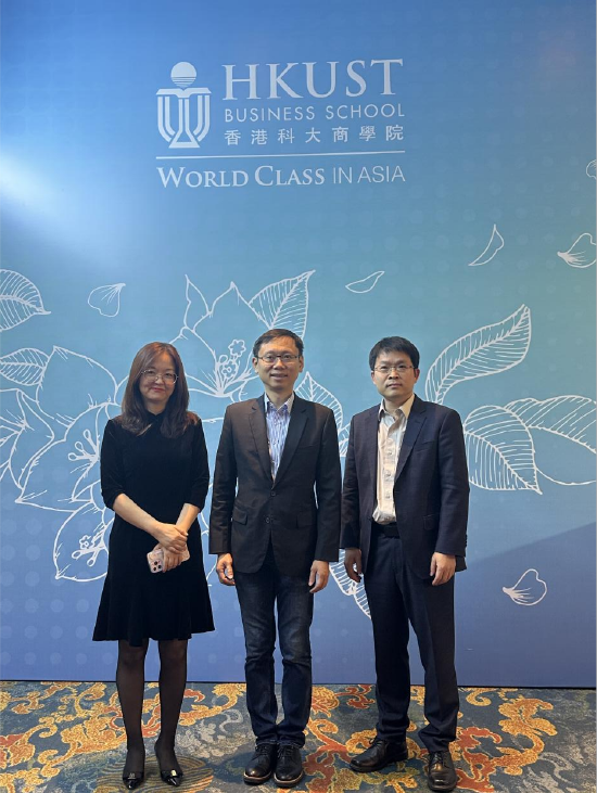 港科大商学院署理院长许佳龙(中)、港科大高级讲师 前滴灌通研究院院长孟昭莉(左)、港科大金融学系副教授陈展辉(右)出席港科大商学院深圳论坛