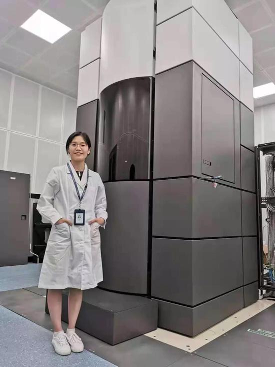 胡红丽教授在冷冻电子显微中心解析新型冠状病毒的s蛋