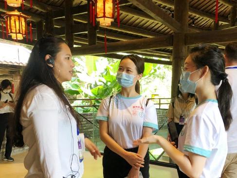 “语税人”王皓(右一)、万思晨(右二)为上合青年讲述岭南故事