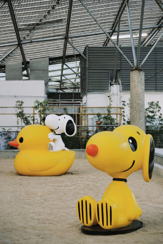 在kaledo嘉乐道五楼，以《大黄鸭》闻名的艺术家霍夫曼Florentijn Hofman的史努比作品。