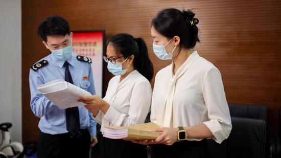 深圳市深汕特别合作区税务局工作人员走进广东盐田港深汕港口投资有限公司,了解企业生产经营情况,并进行针对性政策辅导,让企业充分享受税收优惠政策。
