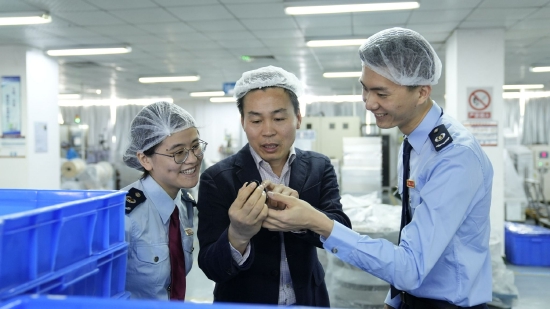 为了让企业及时享受优惠政策,深圳税务工作人员将服务送到企业。图为深圳税务工作人员来到深圳市凯琦佳科技股份有限公司,在财务负责人杨先生的介绍下了解企业产品生产情况,讲解优惠政策信息。