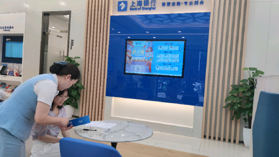 金融机构营业网点利用多种方式向客户普及防范非法金融活动知识