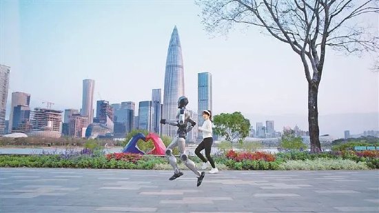 众擎机器人在深圳湾慢跑。