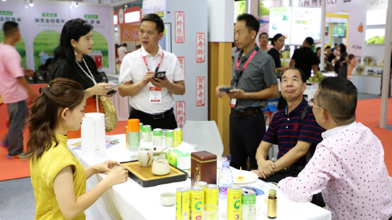 采购商在展位咨询与洽谈合作