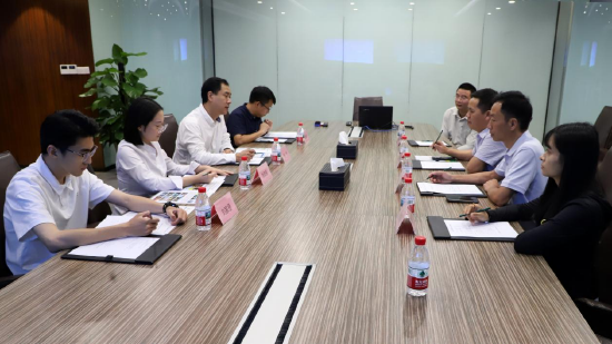 乐业展团与相关企业洽谈的照片