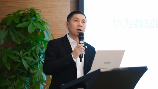 华为数据通信产品线总裁王雷发表致辞