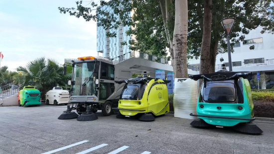 本届参赛的人工智能环卫机器人整装待发（部分）