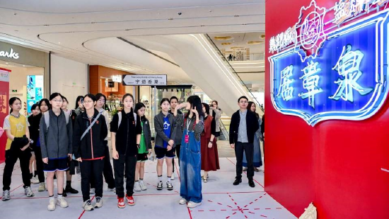 深圳香港培侨书院龙华信义学校的师生观展。