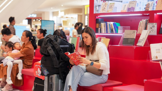 观众在主题展览暨书展阅读。