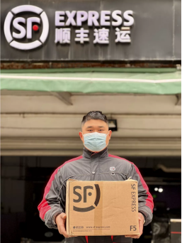 李扣左,36岁,江苏盐城人,顺丰快递员&nbsp;.摄影:郑晓娥