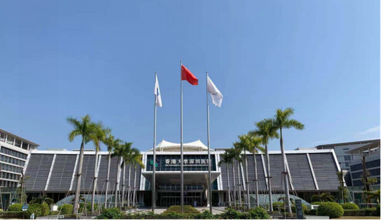 港大深圳医院大门口的国旗永远那么美.