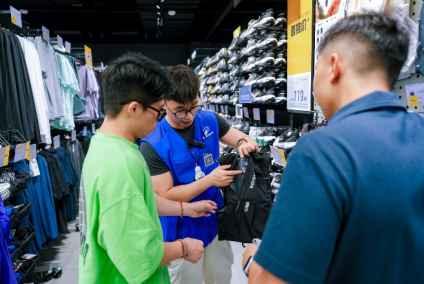 消费者在店内选购商品