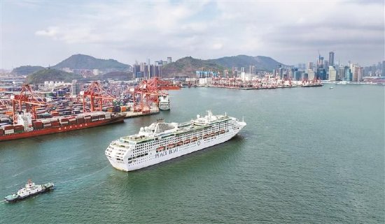 蛇口邮轮母港开港至今共接待游客3308万人次,图为“太平洋世界”号邮轮抵深。深圳特区报记者 周红声 摄