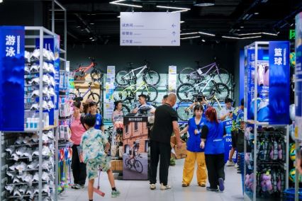消费者在店内选购商品