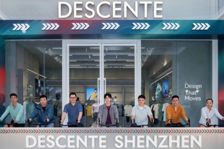 　　（从左至右）迪桑特品牌铁三大使李鹏程（巴斯）、华润万象生活华南大区招商管理部总经理陈默、迪桑特（中国）有限公司总裁乐俊、迪桑特品牌代言人吴磊、迪桑特（中国）有限公司董事长丁少翔、华润万象生活华南大区总经理郭洪亮、迪桑特签约运动员李思出席开幕活动