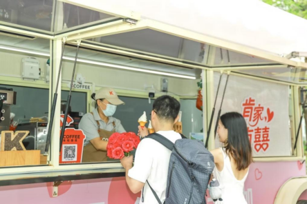 （新人在香蜜公园主题餐车领冰淇淋花筒）