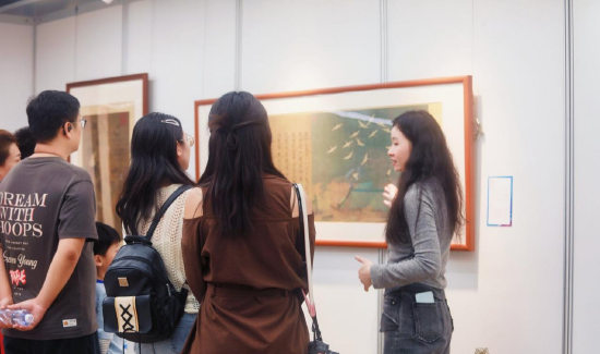 雅昌艺术顾问为观众现场讲解