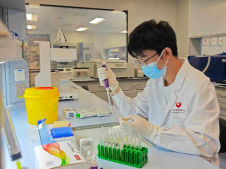 输血医学研究所工作人员正在进行实验