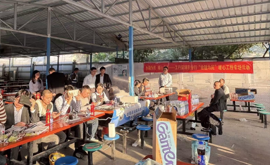 工行深圳红围支行前往建筑工地开展集中上门开卡服务。