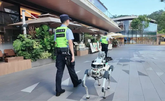 机器狗协同民警开展巡逻防控