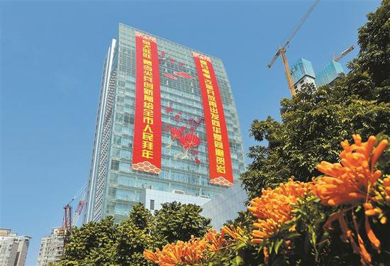 深圳广电大厦南侧玻璃幕墙设置73米巨幅春联贺新春