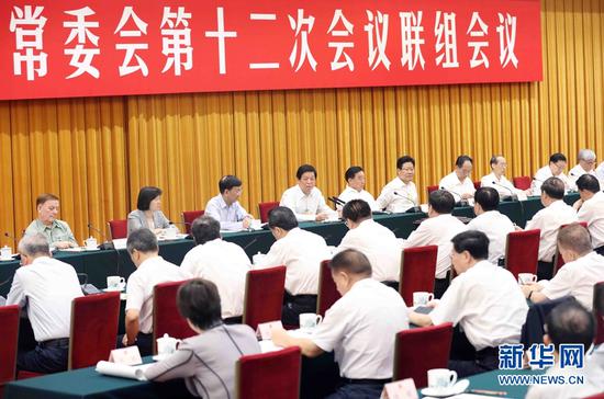 8月25日,十三届全国人大常委会第十二次会议在北京人民大会堂举行联组会议,审议水污染防治法执法检查报告并开展专题询问。栗战书委员长参加审议和询问。新华社记者 刘卫兵 摄