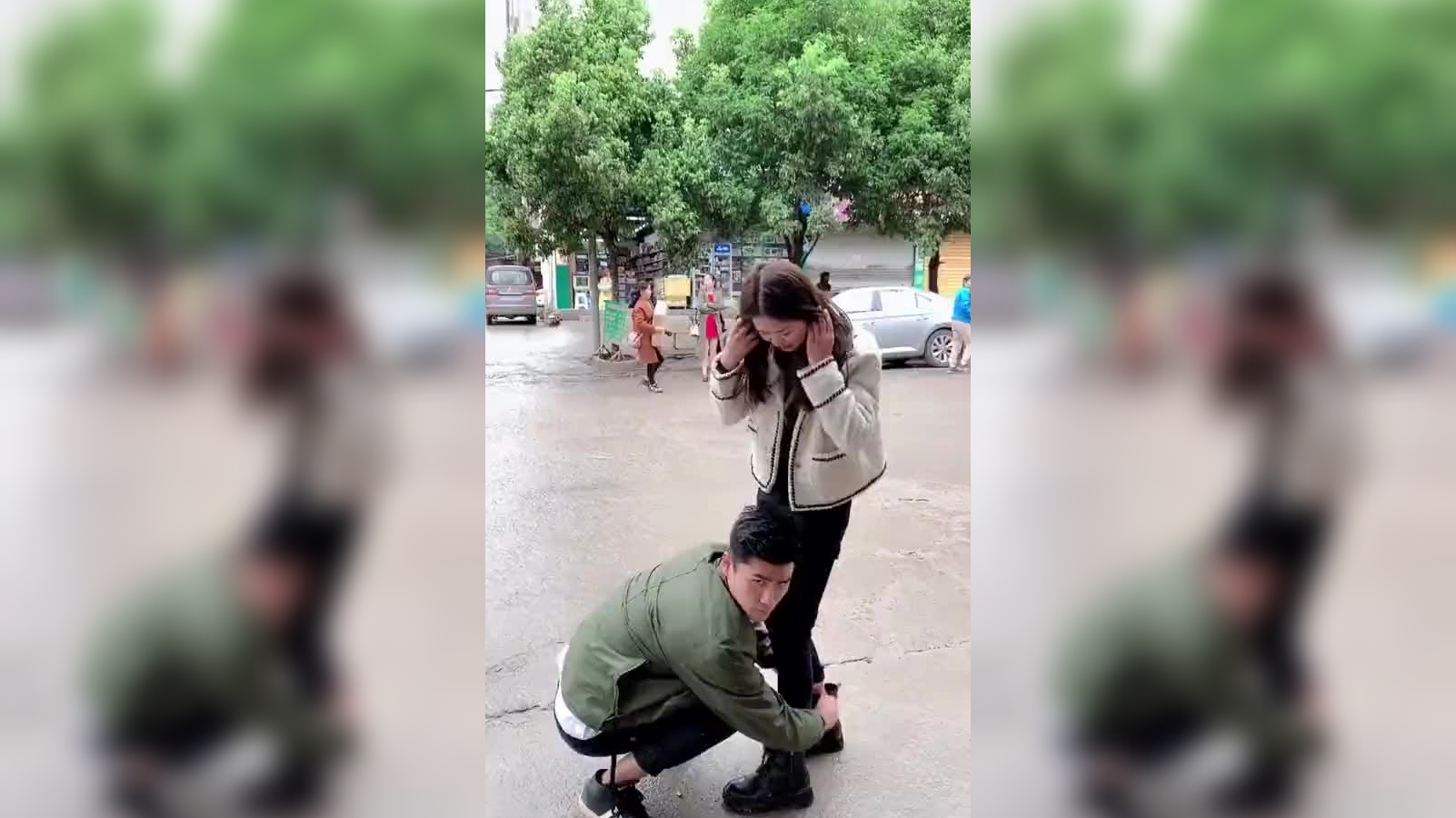 美女穿高跟鞋被卡井盖,多亏小伙帮忙,竟把鞋跟掰断