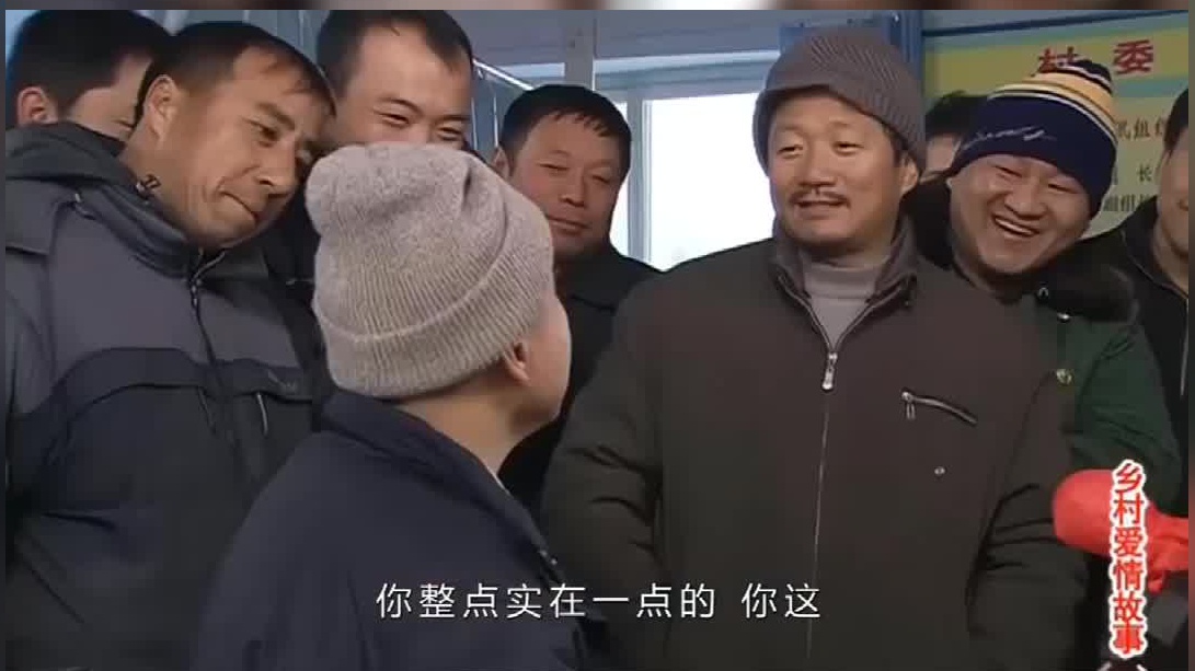 刘能暴揍谢广坤,广坤媳妇不干了,狂拍刘能脑袋,贼逗
