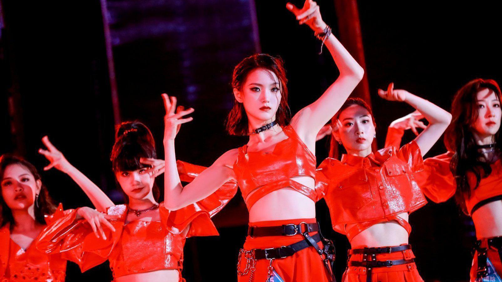 创造营徐艺洋跳板凳舞超飒 休息时间秒变可爱ng怪