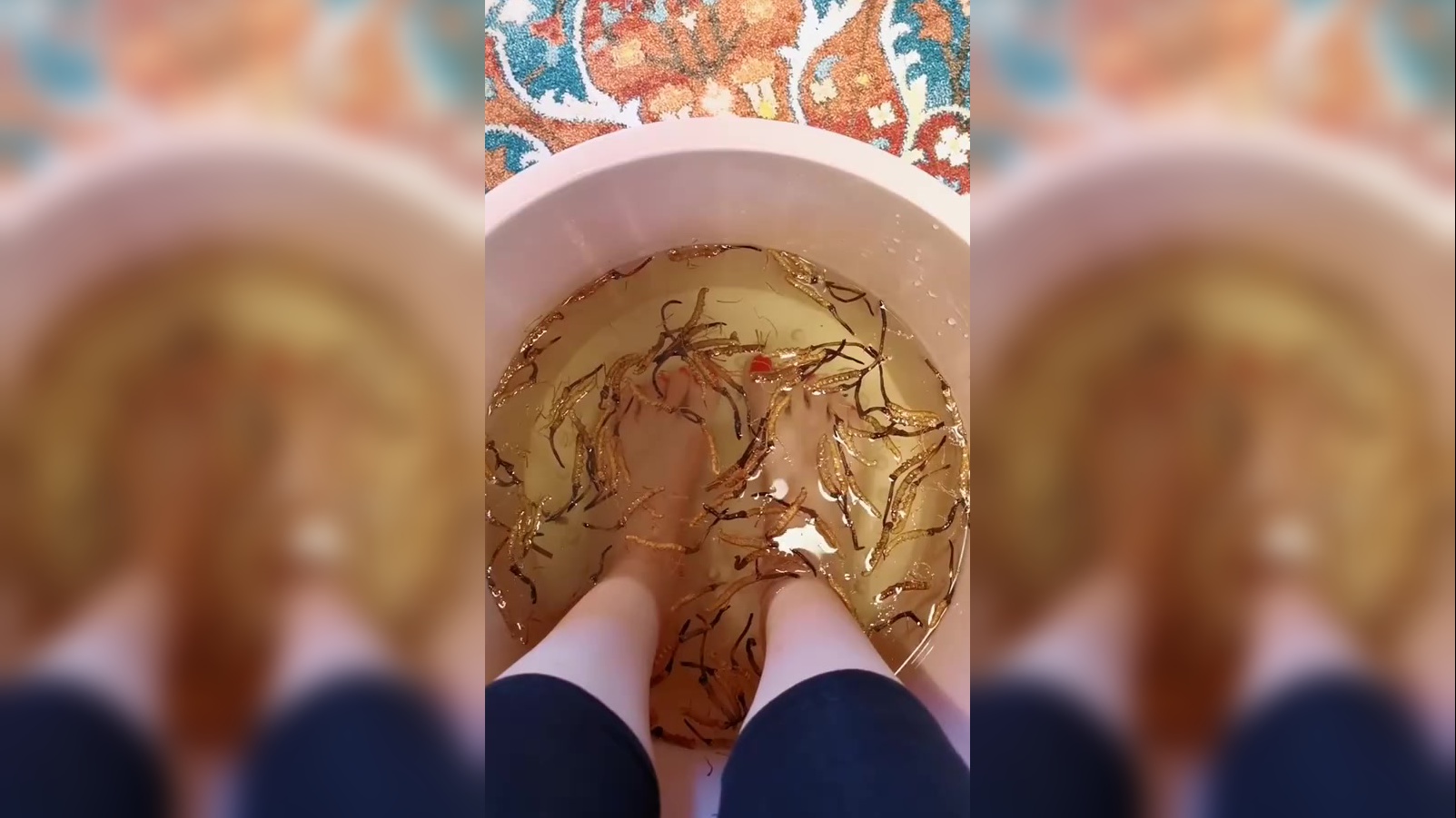 七个月瑞宝会搓澡了,自己搓腿腿有模有样的!